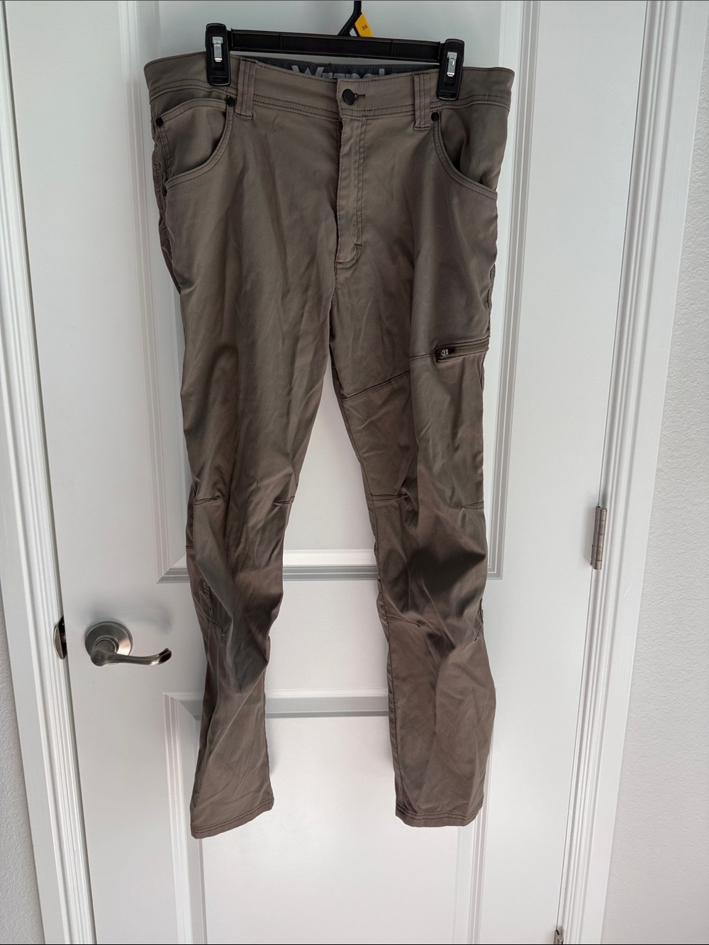 Wrangler Men's Cargo Pants in Taupe